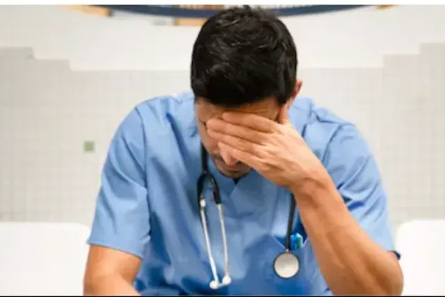 Trabajador de la salud con signos de estrés laboral